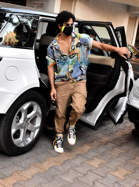 photos ananya panday and ishaan khatter snapped in juhu 1