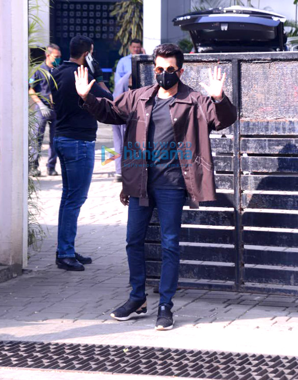 photos anil kapoor neetu singh varun dhawan and kiara advani snapped at the kalina airport 2