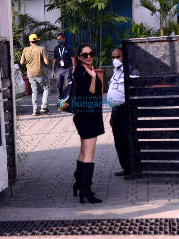 photos anil kapoor neetu singh varun dhawan and kiara advani snapped at the kalina airport 6