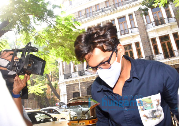 photos bharti singh and harsh limbachiyaa arrive at the ncb office 2