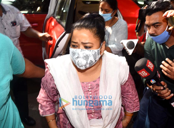 photos bharti singh and harsh limbachiyaa arrive at the ncb office 3