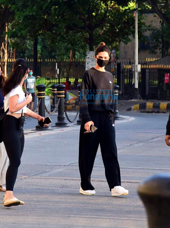 photos deepika padukone and siddhant chaturvedi snapped at gateway of india in mumbai 3