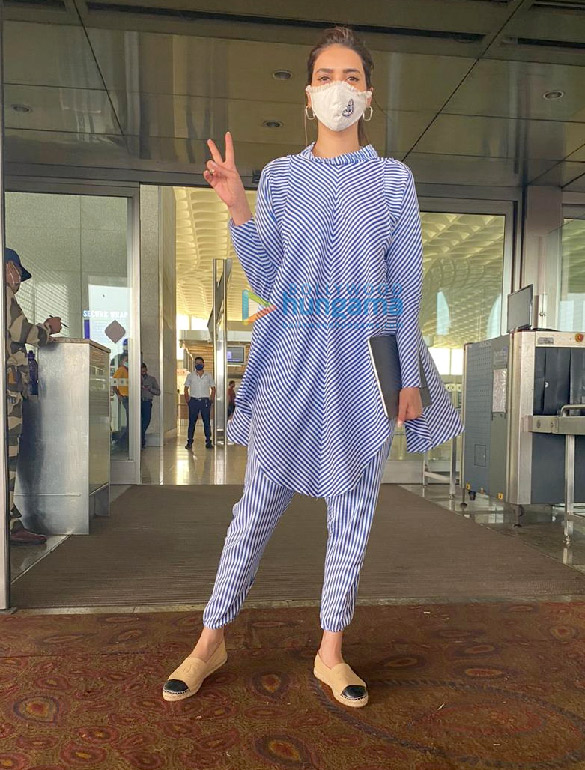 photos divya khosla kumar karishma tanna and asim riaz snapped at the airport 2