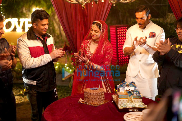 photos divya khosla kumar celebrates her birthday on the sets of satyameva jayate 2 with bhushan kumar john abraham and milap zaveri 3