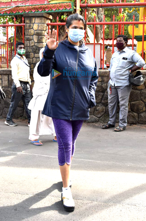 photos ekta kapoor snapped at shree mukteshwar devalaya temple in juhu 2