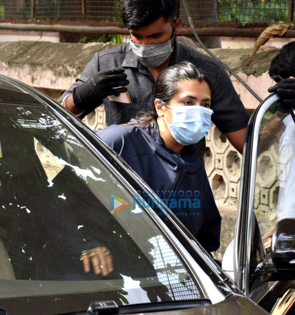 photos ekta kapoor snapped at shree mukteshwar devalaya temple in juhu 3
