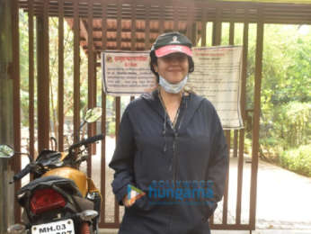 Photos Ekta Kapoor snapped in Juhu (1)