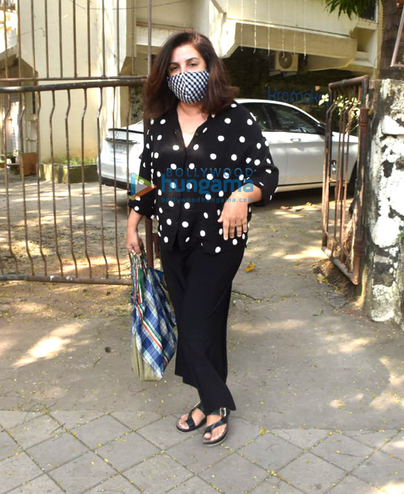 photos farah khan snapped outside a salon in juhu 2