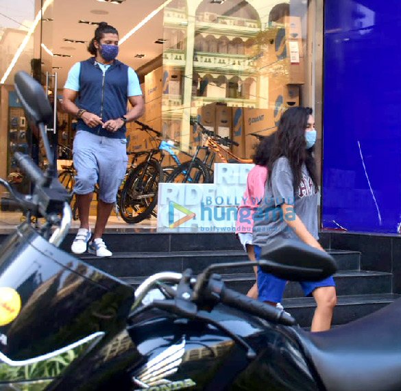 photos farhan akhtar and shibani dandekar snapped in bandra 1