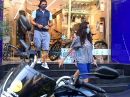 Photos: Farhan Akhtar and Shibani Dandekar snapped in Bandra