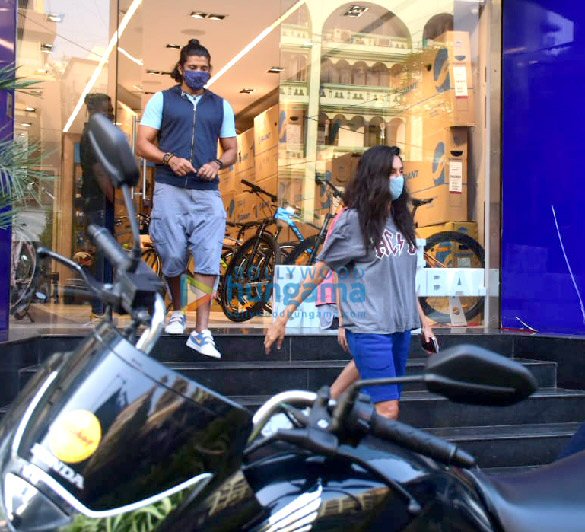 Photos: Farhan Akhtar and Shibani Dandekar snapped in Bandra Photos: Farhan Akhtar and Shibani Dandekar snapped in Bandra