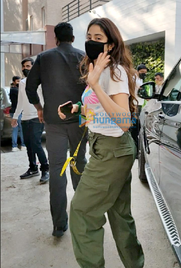 photos janhvi kapoor snapped in mumbai 3