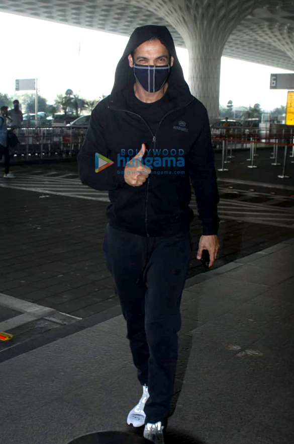 photos john abraham and nora fatehi snapped at the airport 3