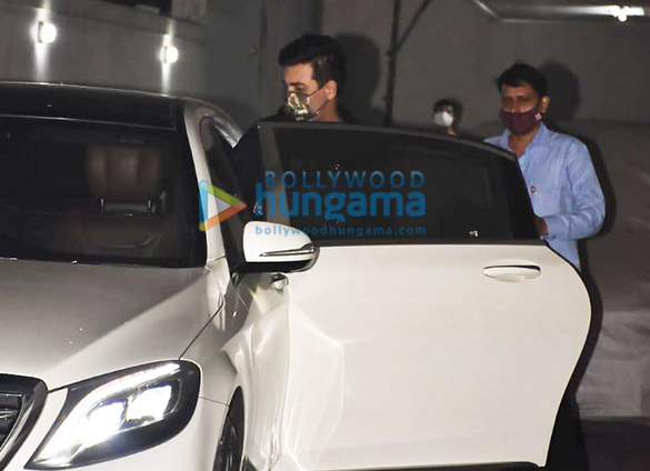 photos karan johar snapped in khar 4
