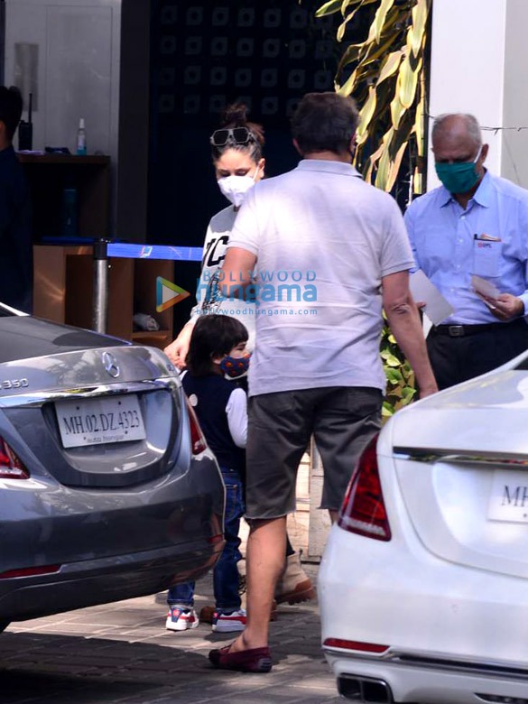 photos kareena kapoor khan malaika arora and ahan shetty snapped at the kalina airport 3