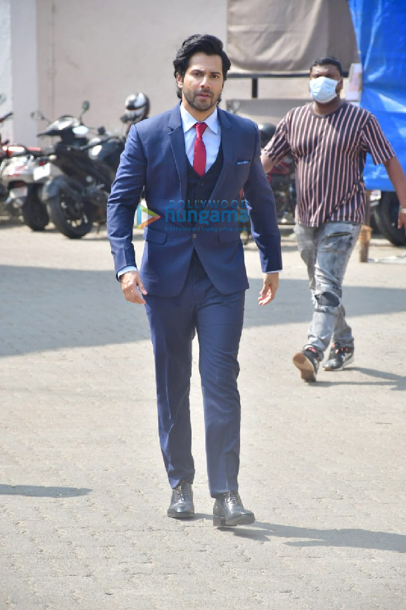 photos kareena kapoor khan and varun dhawan spotted at mehboob studios 4