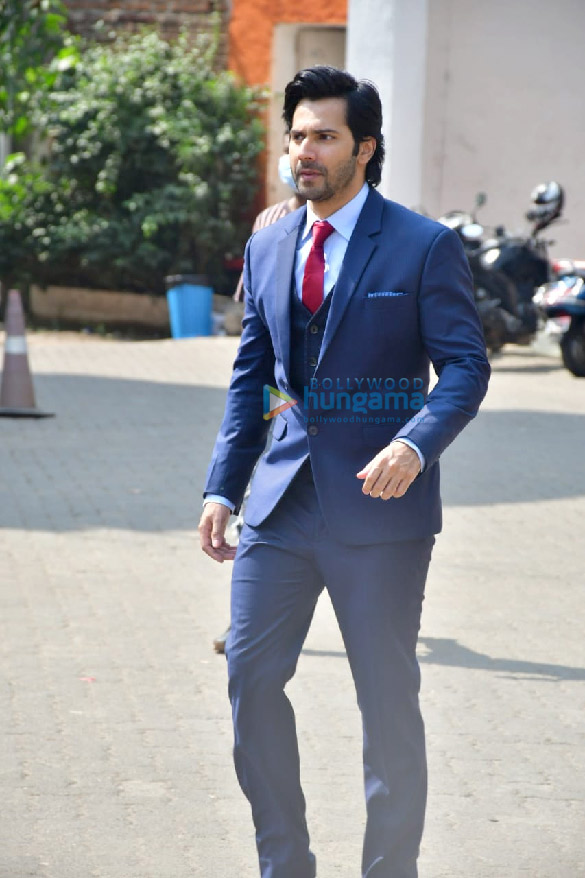 photos kareena kapoor khan and varun dhawan spotted at mehboob studios 6