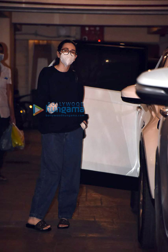 Photos: Karisma Kapoor, Randhir Kapoor and Babita Shivdasani spotted at Kareena Kapoor Khan’s house in Bandra Photos: Karisma Kapoor, Randhir Kapoor and Babita Shivdasani spotted at Kareena Kapoor Khan’s house in Bandra