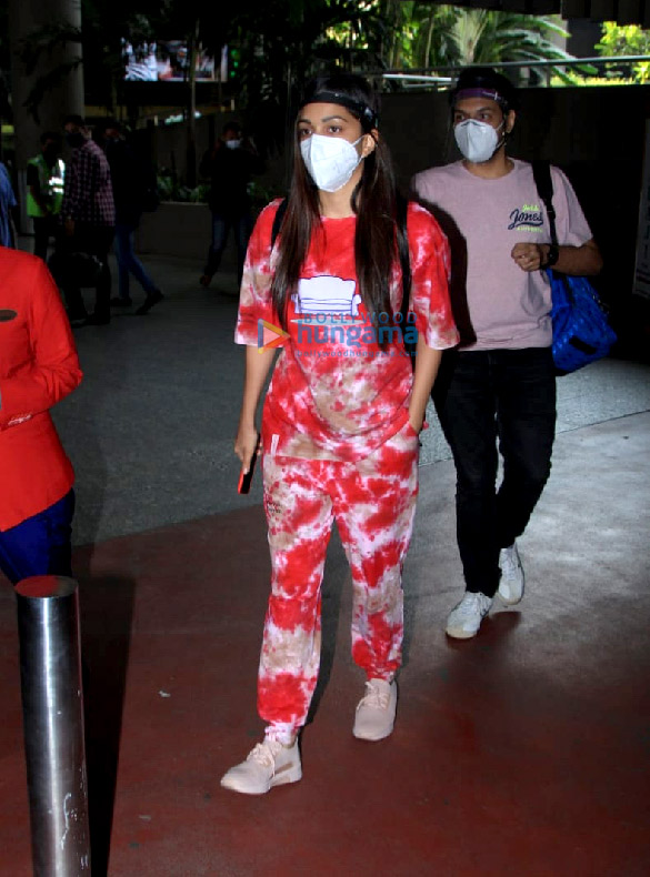 Photos: Kiara Advani spotted at Mumbai airport