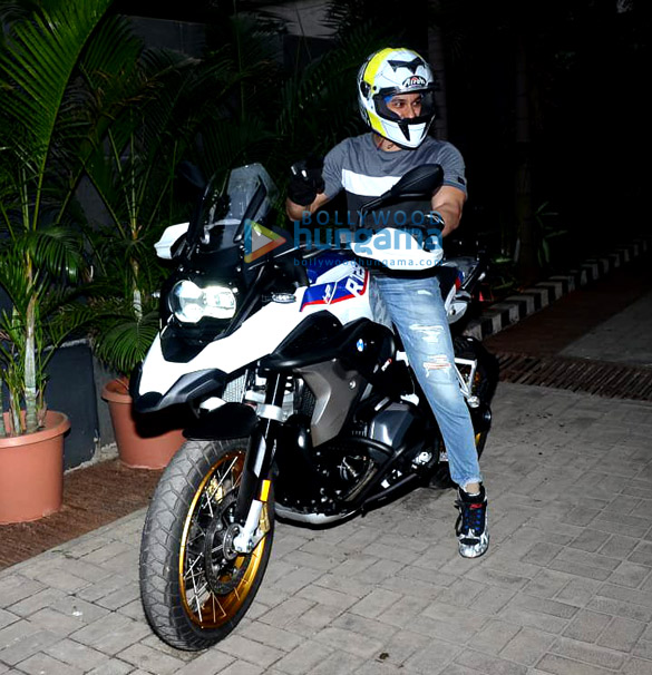 Photos: Kunal Kemmu snapped getting his new bike Photos: Kunal Kemmu snapped getting his new bike