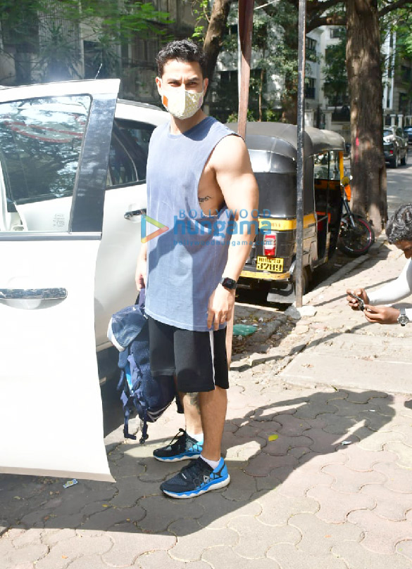 Photos: Kunal Kemmu snapped at gym in Khar Photos: Kunal Kemmu snapped at gym in Khar