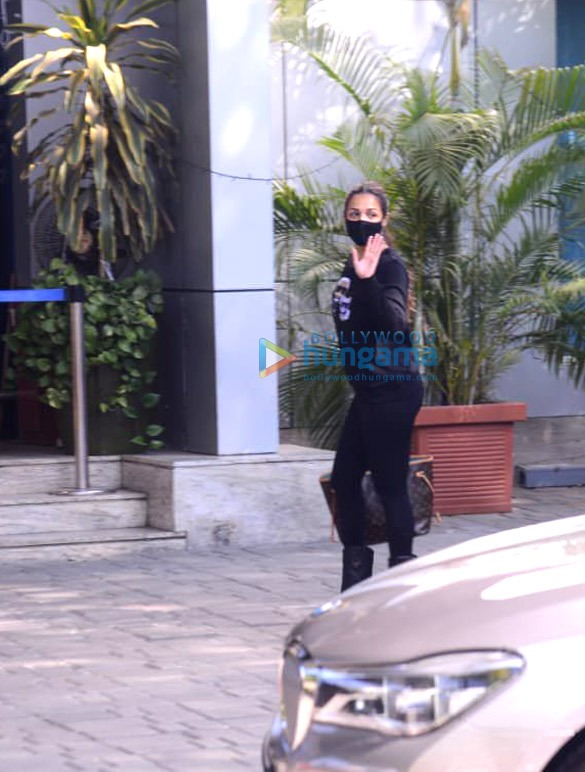 photos malaika arora snapped at the kalina airport 2