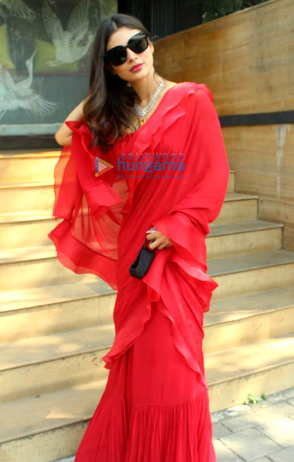 Photos: Mouni Roy snapped at Good Earth store in Juhu Photos: Mouni Roy snapped at Good Earth store in Juhu