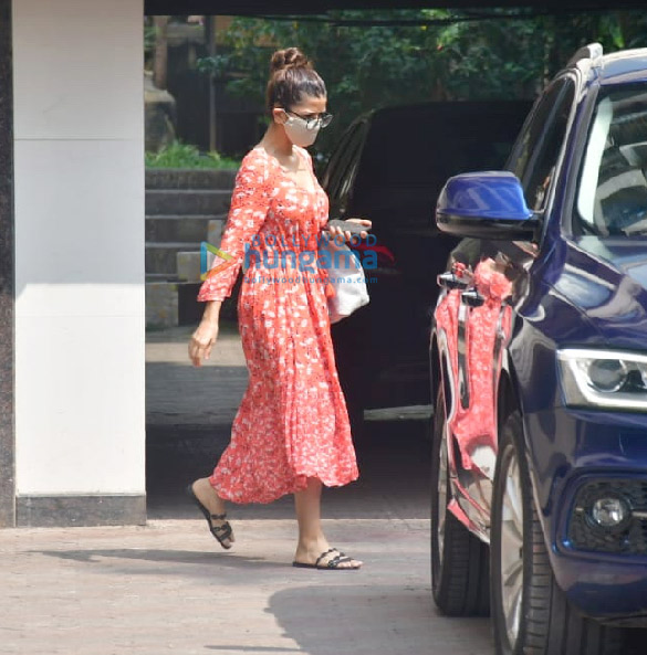 photos nimrat kaur spotted at clinic in bandra 2