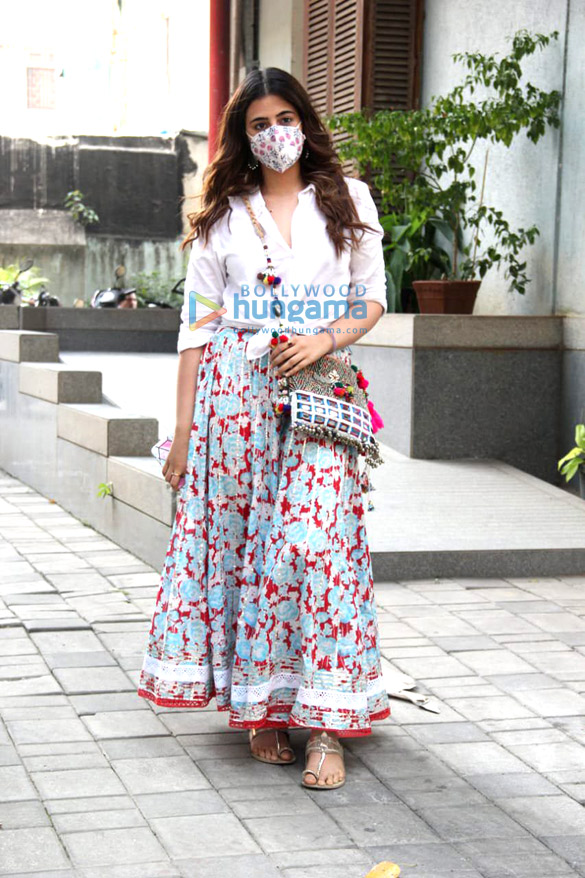 photos pooja hegde and nupur sanon snapped in bandra 6