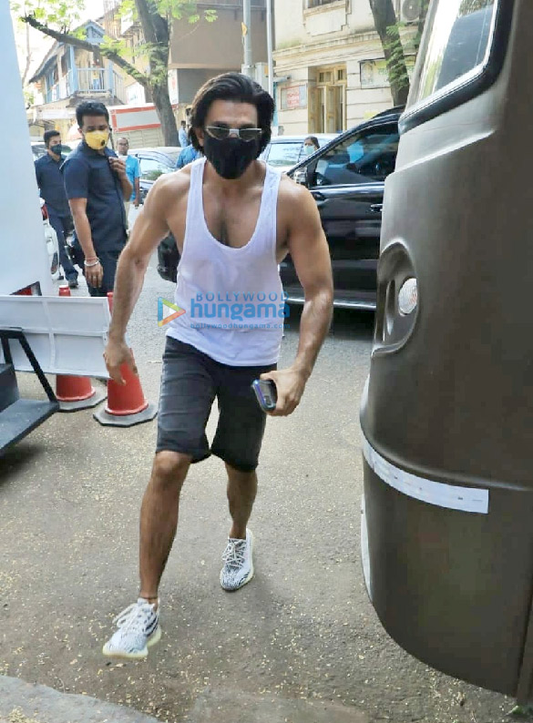 Photos: Ranveer Singh snapped in Mumbai Photos: Ranveer Singh snapped in Mumbai