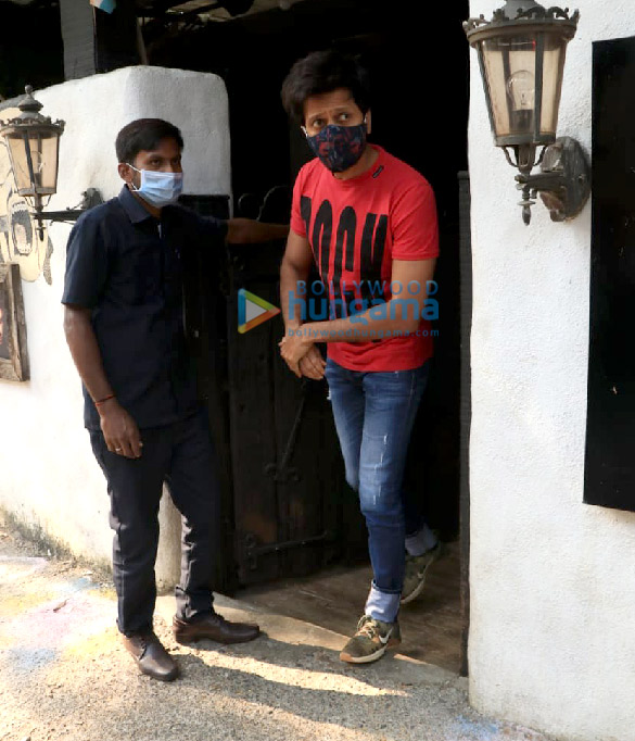 photos riteish deshmukh snapped at hakims aalim salon in bandra 3