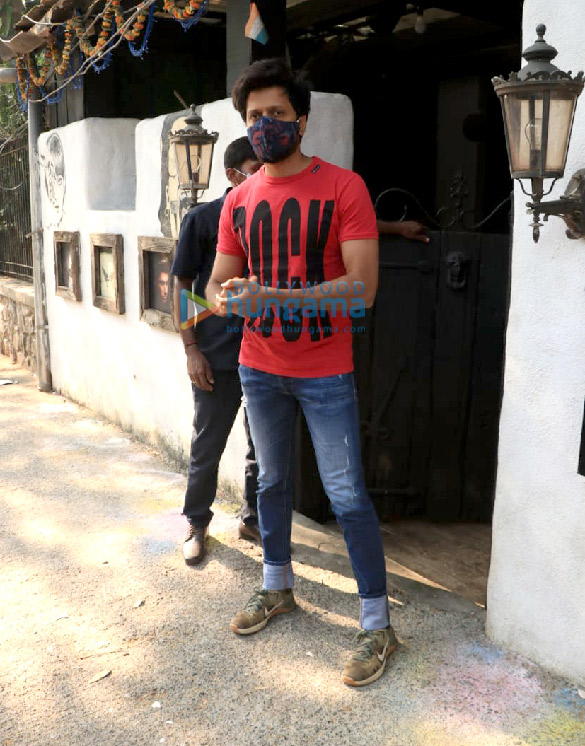 photos riteish deshmukh snapped at hakims aalim salon in bandra 4