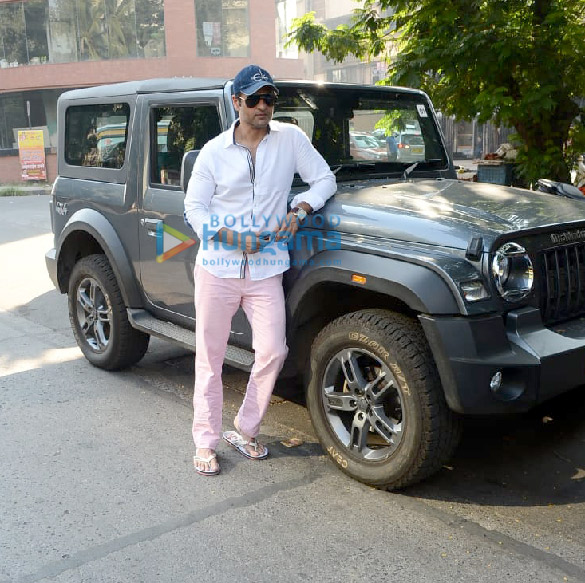 Photos: Rohit Roy spotted at Kromakay salon in Juhu Photos: Rohit Roy spotted at Kromakay salon in Juhu