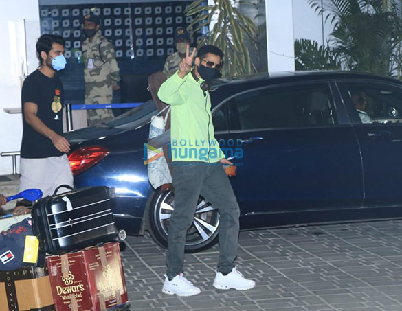photos sara ali khan pooja hegde anupriya goenka and others snapped at the airport more 1