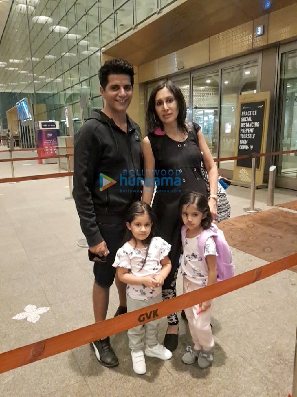 photos sara ali khan pooja hegde and karanvir bohra snapped at the airport 1