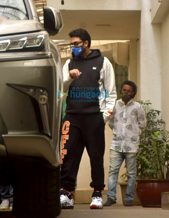 photos sara ali khan and abhishek bachchan snapped at dubbing studio in juhu 6