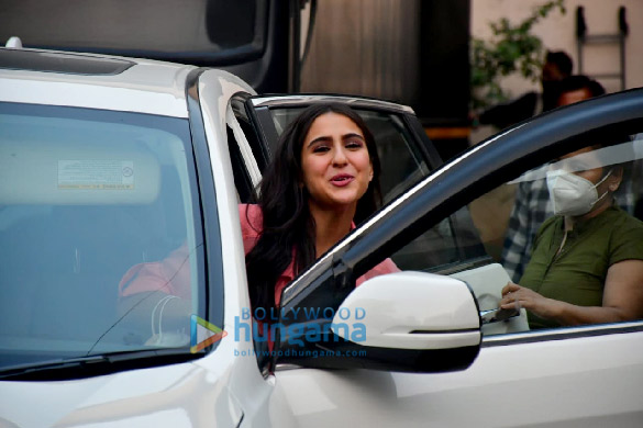 photos sara ali khan snapped while promoting coolie no 1 at mehboob studios 5