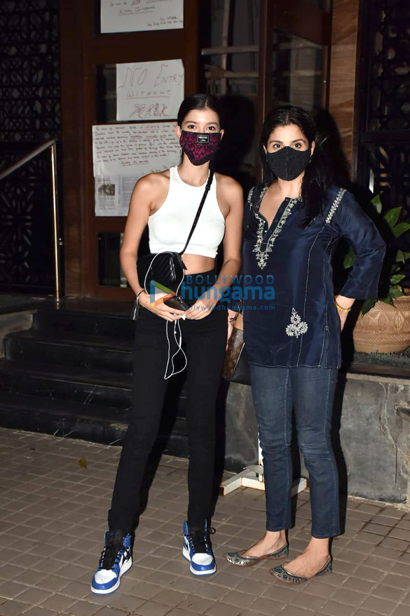photos shanaya kapoor snapped with her mother at banty house in bandra 3