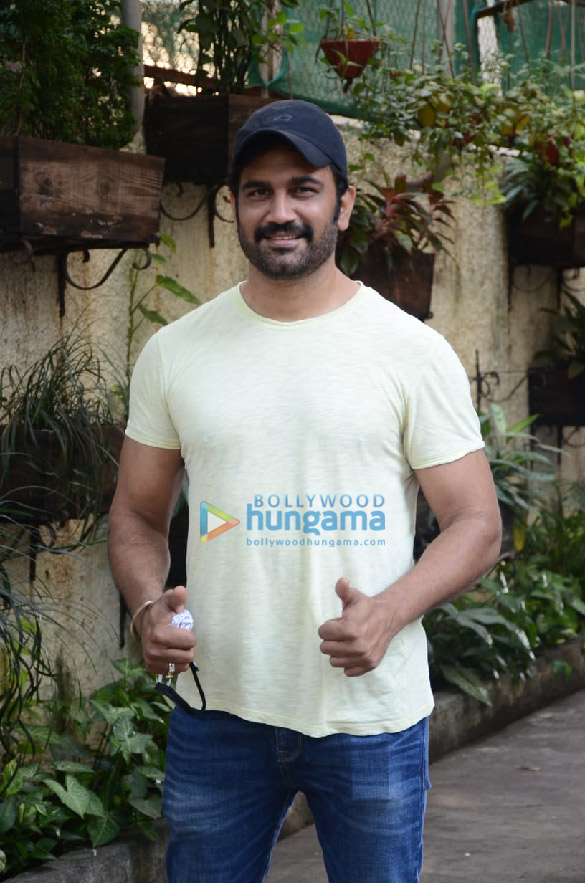 Photos: Sharad Kelkar snapped at a dubbing studio in Juhu Photos: Sharad Kelkar snapped at a dubbing studio in Juhu