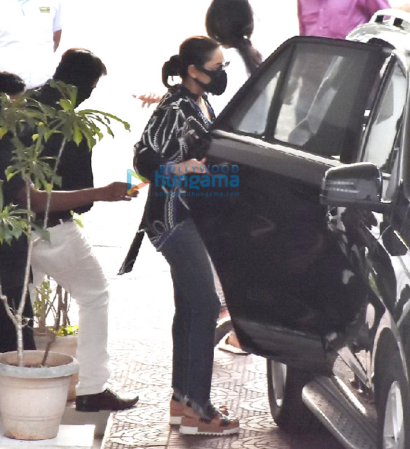 photos sidharth malhotra and gauri khan snapped outside the formers new house in bandra 4