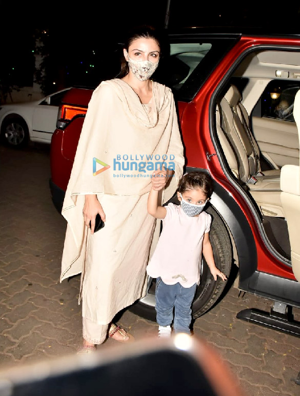 photos soha ali khan and inaaya naumi kemmu snapped in bandra 1
