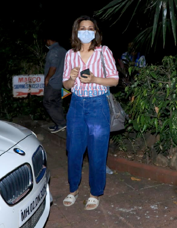 Photos: Sonali Bendre snapped after a shoot in Bandra Photos: Sonali Bendre snapped after a shoot in Bandra