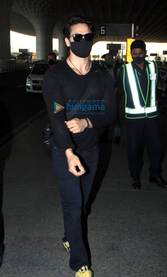 photos tiger shroff and disha patani snapped at the airport 1