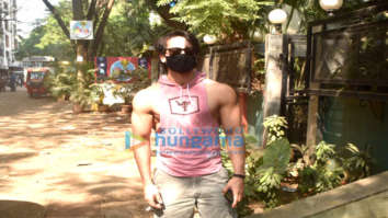 Photos: Tiger Shroff snapped at a dubbing studio in Juhu