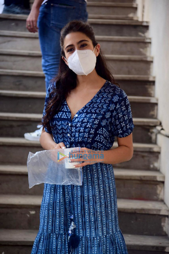 photos varun dhawan and sara ali khan spotted in bandra1 1