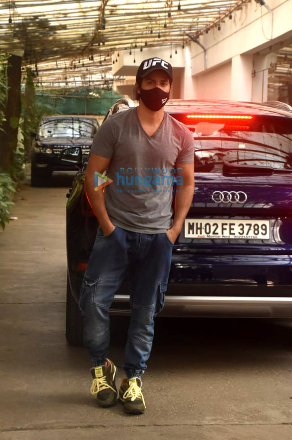 photos varun dhawan snapped at a dubbing studio in juhu 4 3