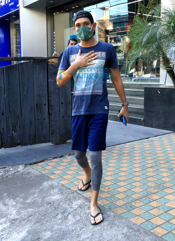 Photos: Vikrant Massey and Sonnalli Seygall snapped in Bandra Photos: Vikrant Massey and Sonnalli Seygall snapped in Bandra