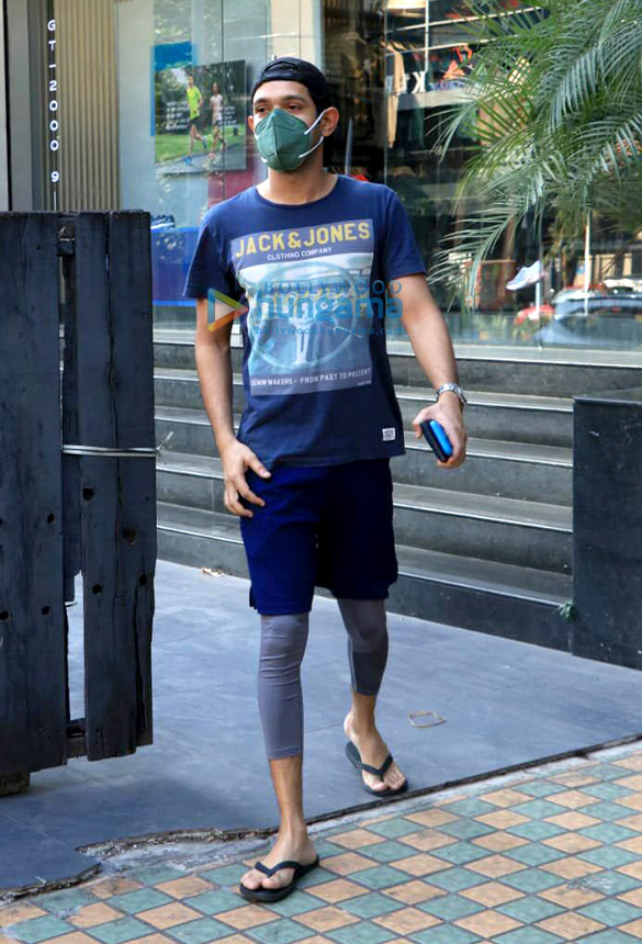 photos vikrant massey snapped in bandra 2