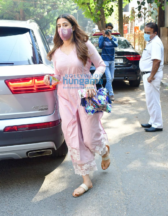 photos nupur sanon spotted at pet store 1