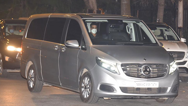Akshay Kumar and Kailash Kher arrive to meet CM Yogi Adityanath in Mumbai